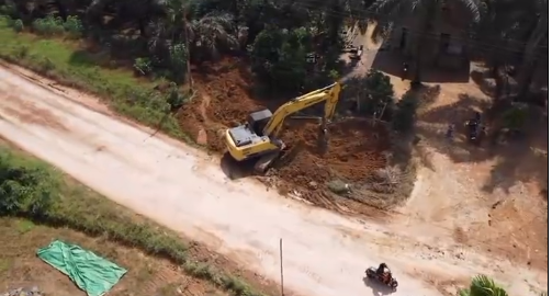 PEMBUATAN PARIT DI JALAN BAWAT OLEH PT. KARYA MAKMUR BAHAGIA